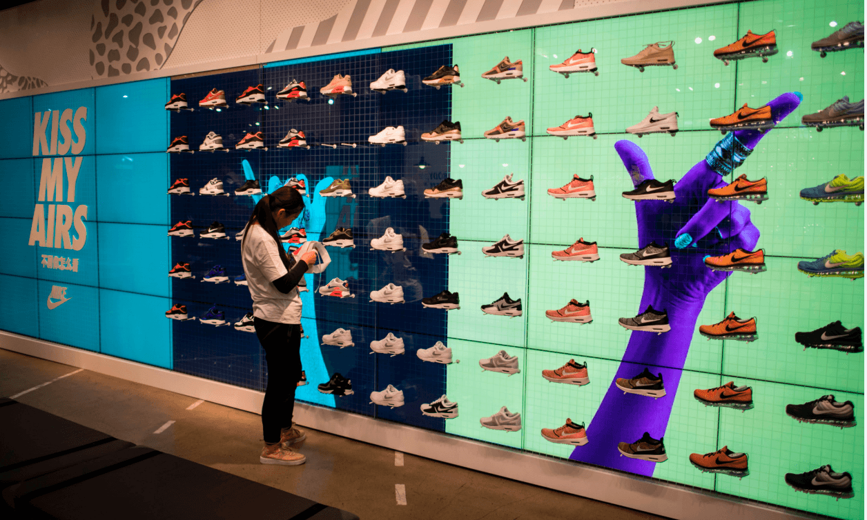 Nike 股票与中国销售崩盘：营收下降 30% 及裁撤数千家分销商的真实信号